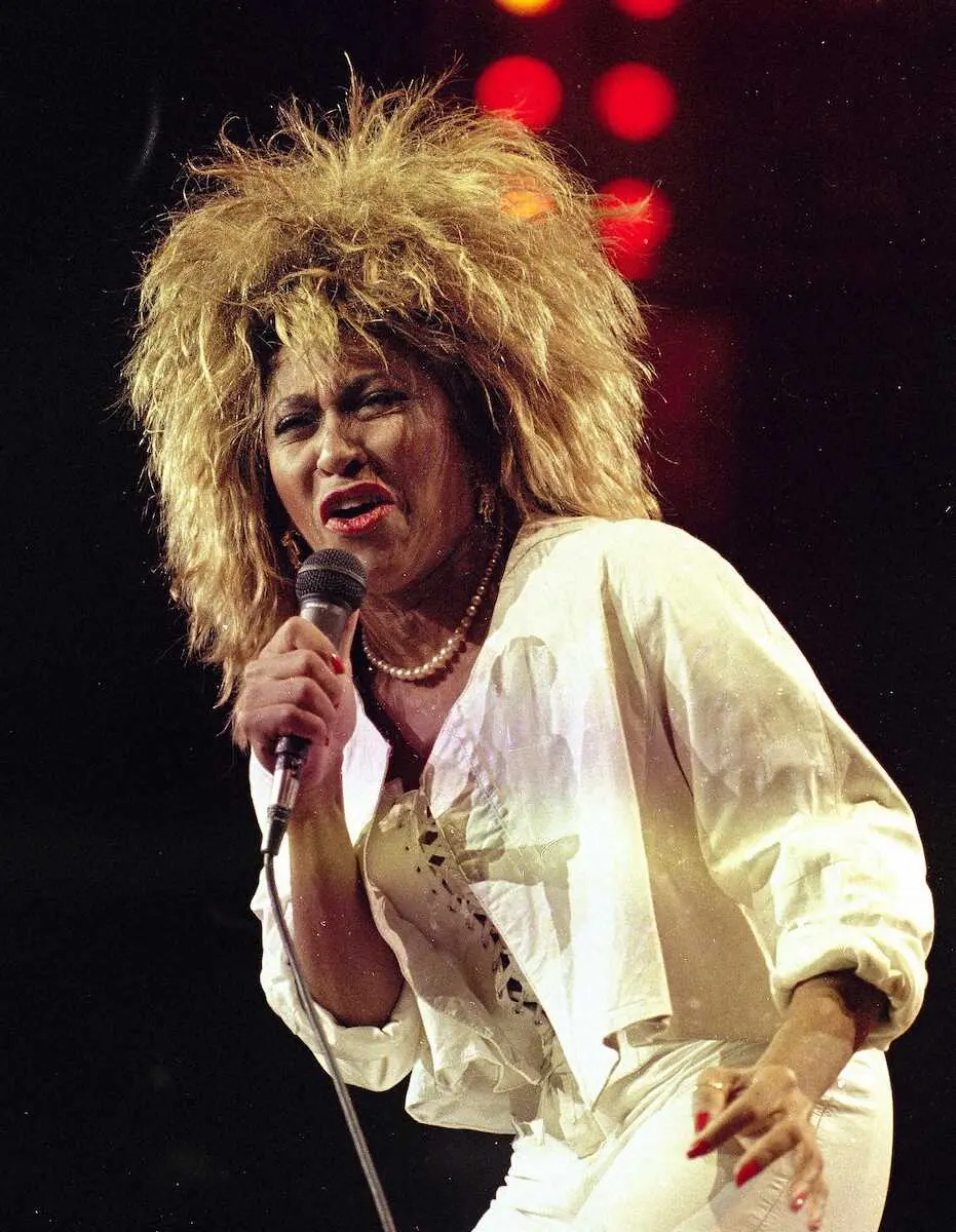 米ニューヨークのマディソンスクエアガーデンで歌うティナ・ターナーさん＝1985年8月（AP）