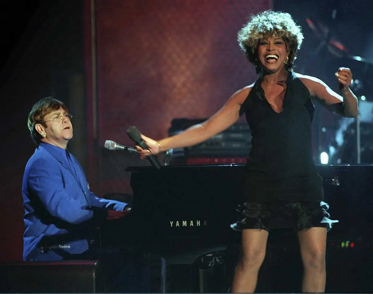 英歌手エルトン・ジョン（左）と共演するティナ・ターナーさん＝1995年12月、米ニューヨーク（AP）