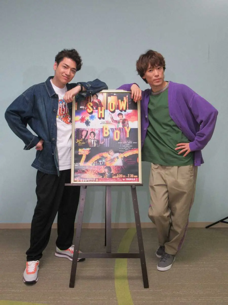 舞台「SHOW　BOY」をPRする「ふぉ～ゆ～」福田悠太（左）と越岡裕貴