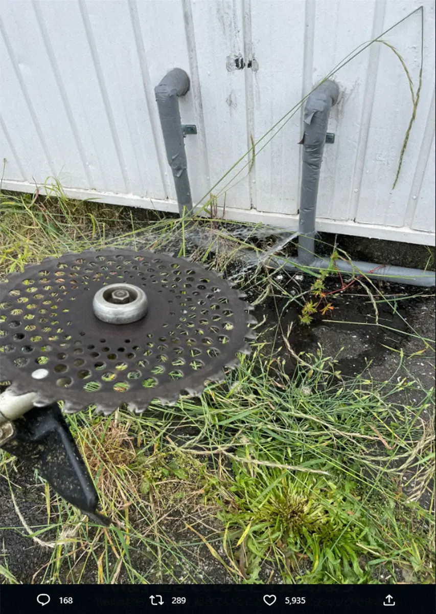 飯田将成のツイッター（@iidamasanari123）から。草刈り機で水道管を切ってしまった写真