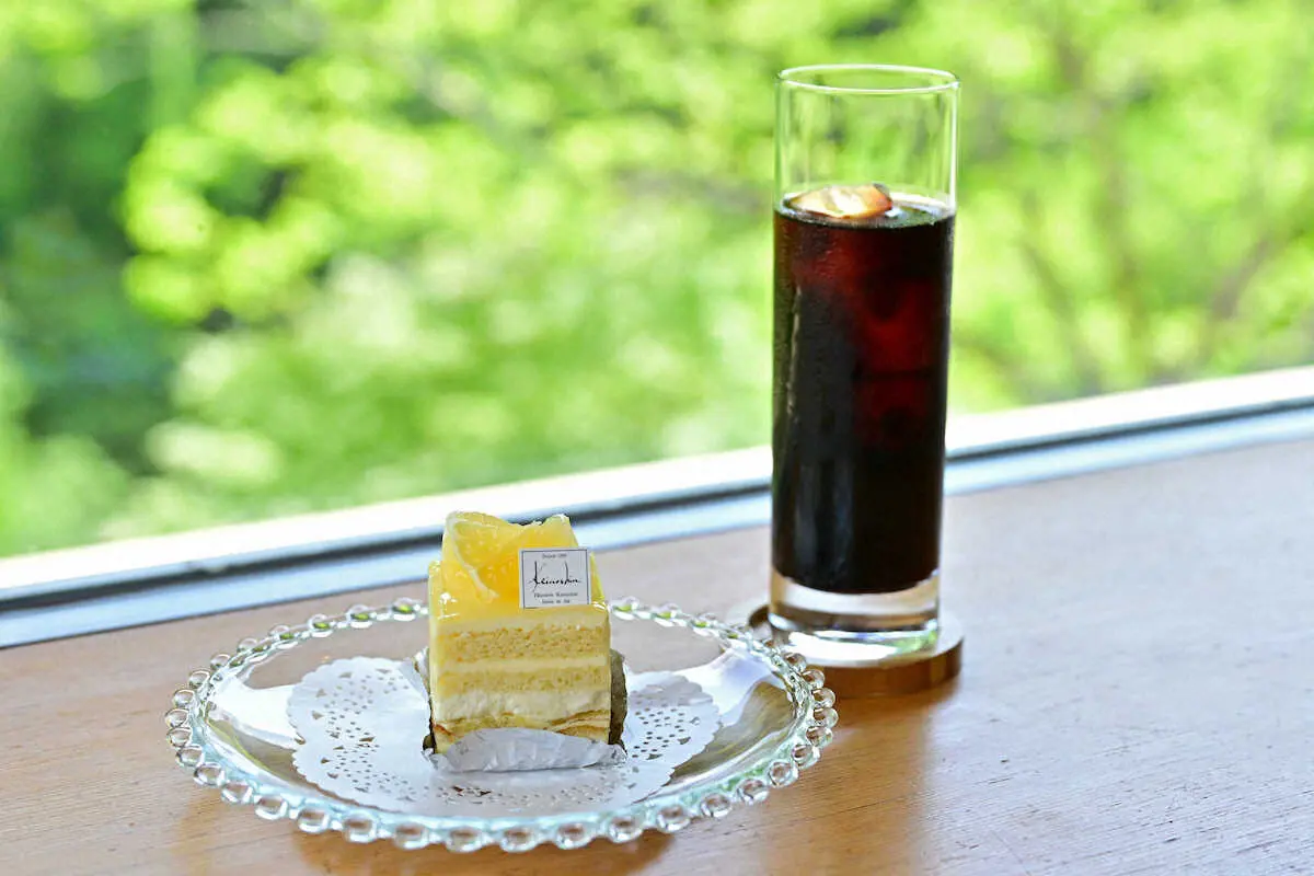 渡辺名人午後のおやつは「レモンのオペラ」（爽やかな酸味のあるレモンケーキ）とアイスコーヒー（日本将棋連盟提供）