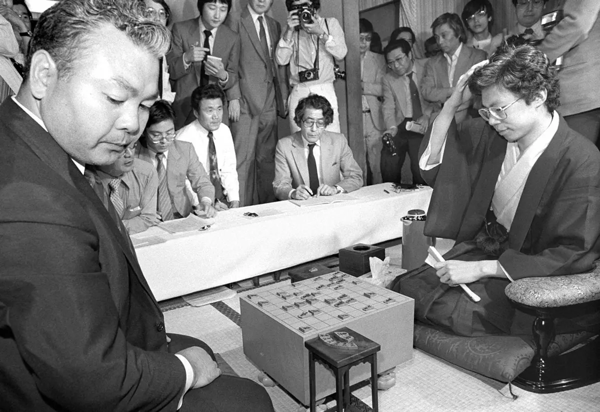 １９８３年６月１５日、将棋の名人戦に初挑戦した谷川浩司八段が加藤一二三名人（左）を破り、史上最年少で名人位を獲得。