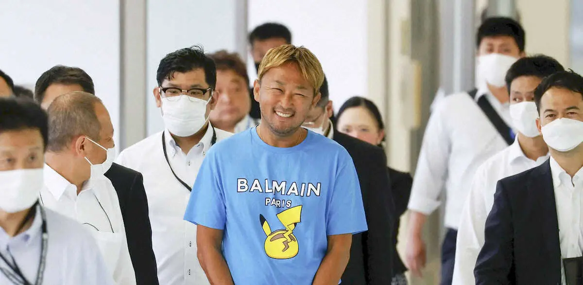 成田空港で逮捕され、笑みを浮かべながら、入国審査に向かう元参院議員のガーシー容疑者