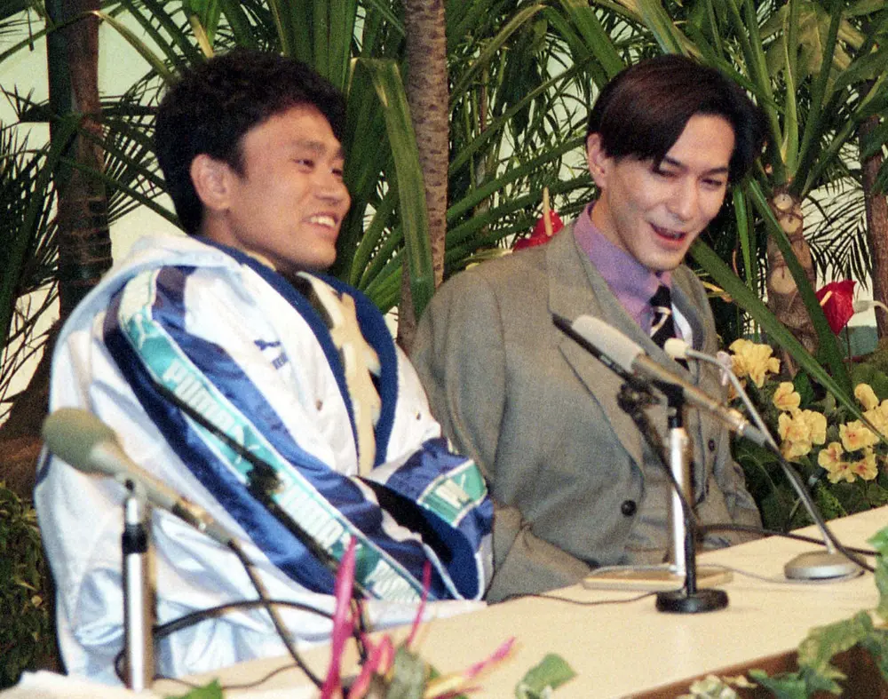 1995年2月、フジ音楽番組「HEY！「HEY！「HEY！」新テーマソング会見に出席したダウンタウン・浜田雅功と小室哲哉