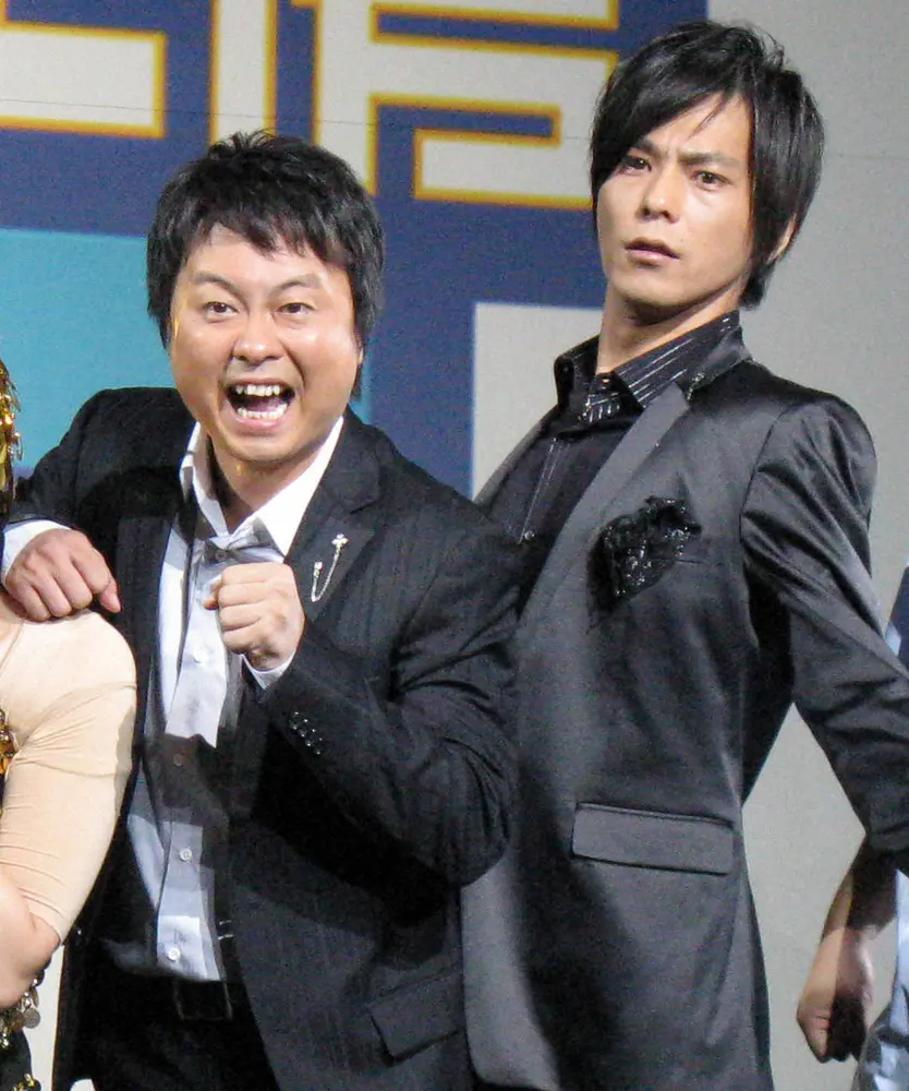 お笑いコンビの「次長課長」（左が河本準一、右が井上聡、2012年撮影）