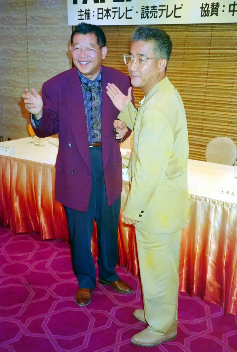 92年、「鶴瓶上岡パペポTV」制作発表での上岡龍太郎さん(右)と笑福亭鶴瓶