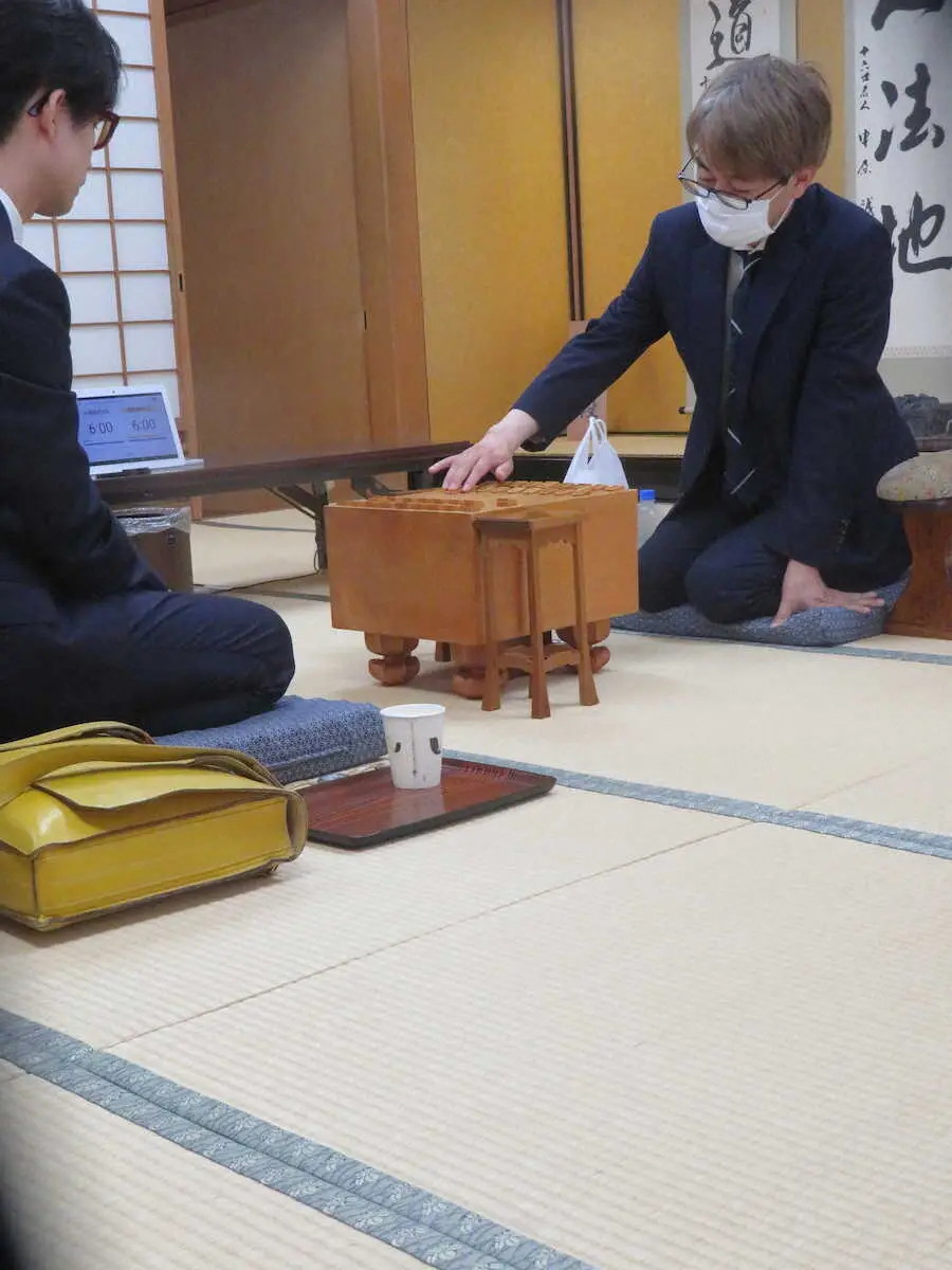 羽生九段が会長就任後初対局　初勝負飯は「珉珉」五目やきそば、会長初手で飛先の歩を突く