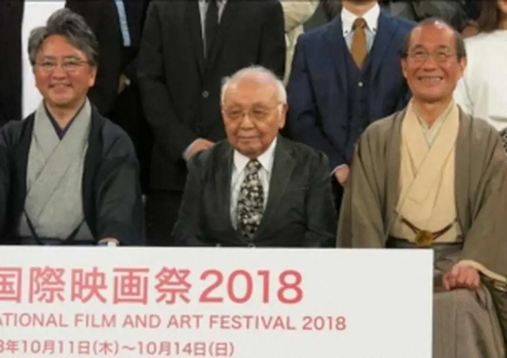 京都国際映画祭会見での中島貞夫監督（中央、2018年）