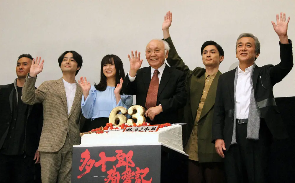 映画「多十郎殉愛記」公開記念舞台あいさつに登壇した中島貞夫監督（中央）と高良健吾（右から2人目）ら出演陣