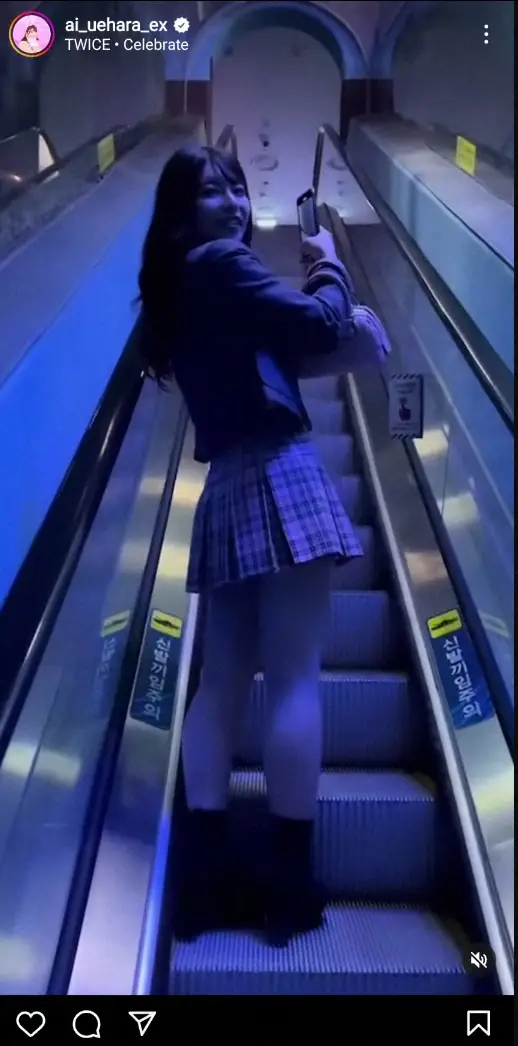 上原亜衣　ソウルの水族館で…超ミニ丈の制服姿公開に「女子高生みたい」「たまらないです」「楽しそう」