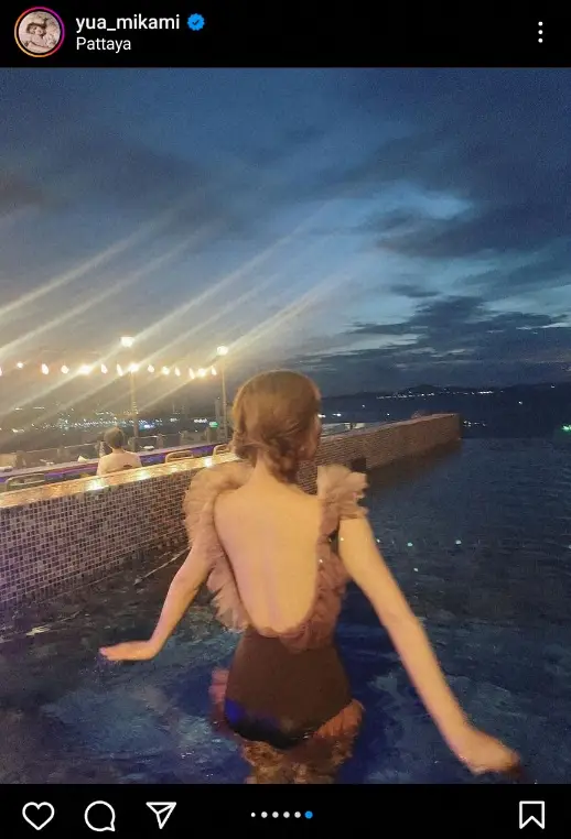 三上悠亜　タイのプールで　背中“ぱっくり”水着姿披露に「かわゆすぎてため息」「サイコー」「天使」