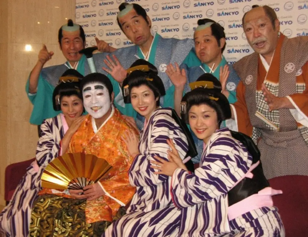 09年、舞台「志村魂」会見での志村けんさん（前列左から2人目）、桑野信義（後列右）ら