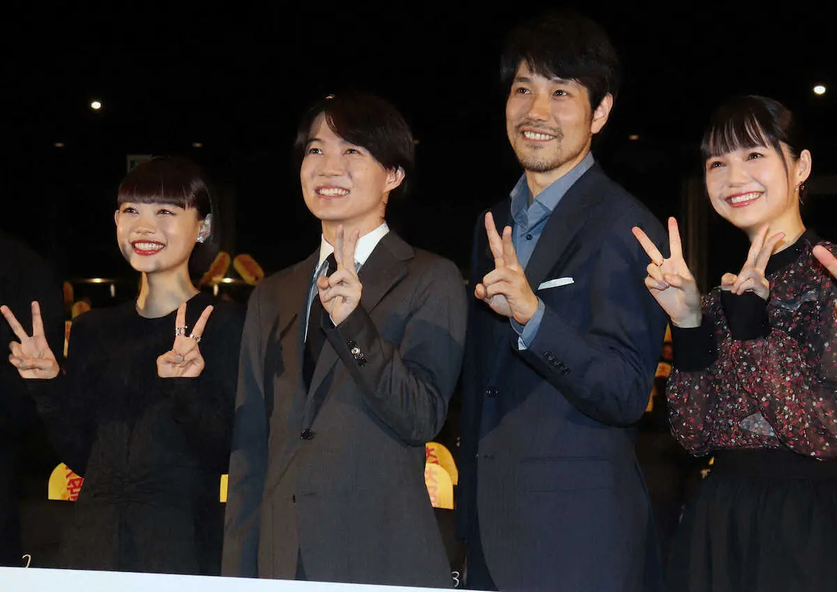 映画「大名倒産」の初日舞台あいさつを行った（左から）杉咲花、神木隆之介、松山ケンイチ、宮崎あおい