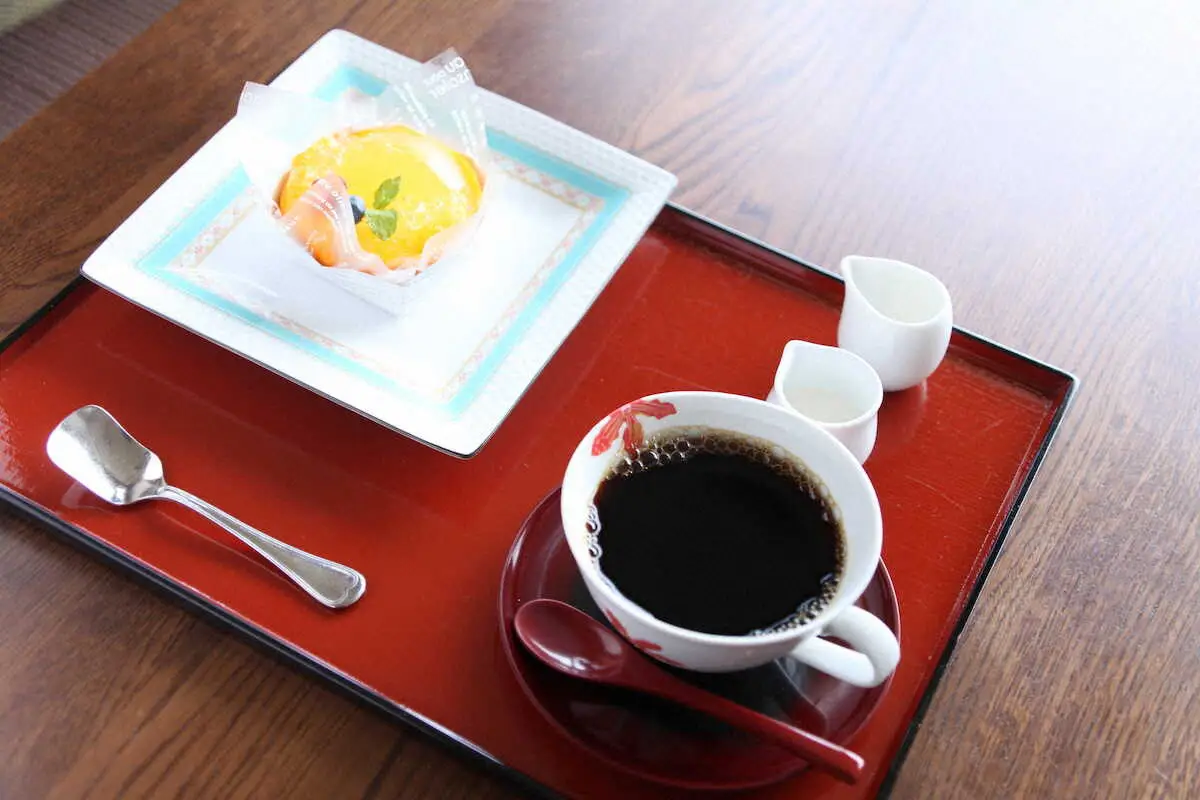 佐々木の午後のおやつ、鳴門オレンジとホットコーヒー（日本将棋連盟提供）