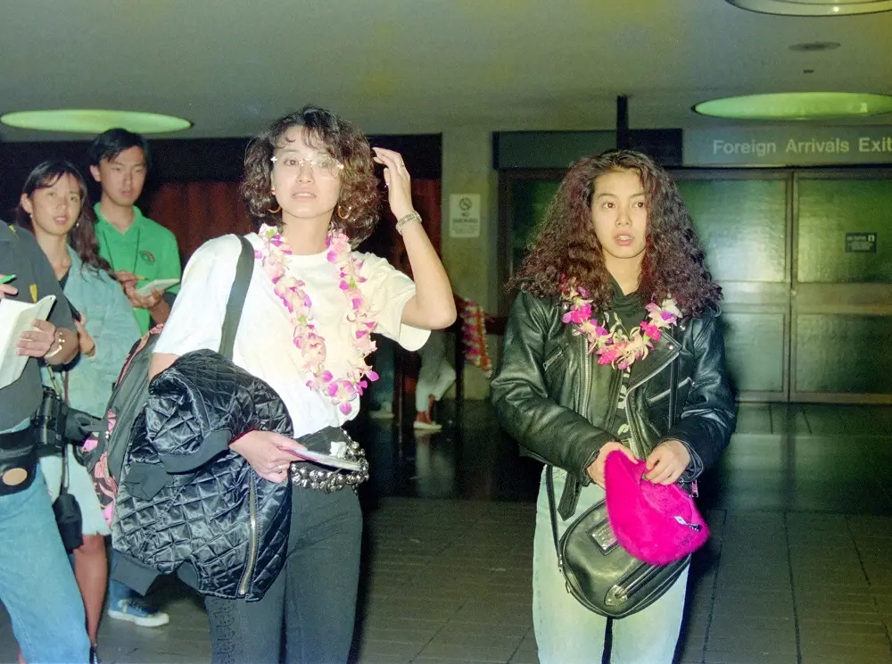 1990年、ハワイでお休みを過ごすため訪れた芳本美代子(右)と石川秀美
