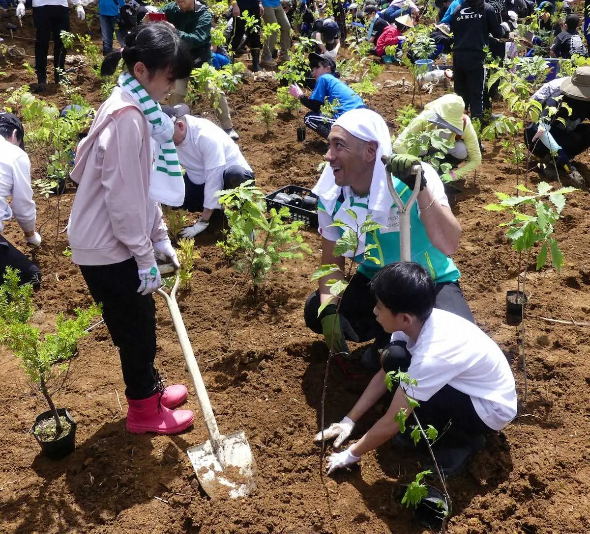 長野県志賀高原で植樹イベント「ABMORI」に参加した市川團十郎、市川新之助、市川ぼたん