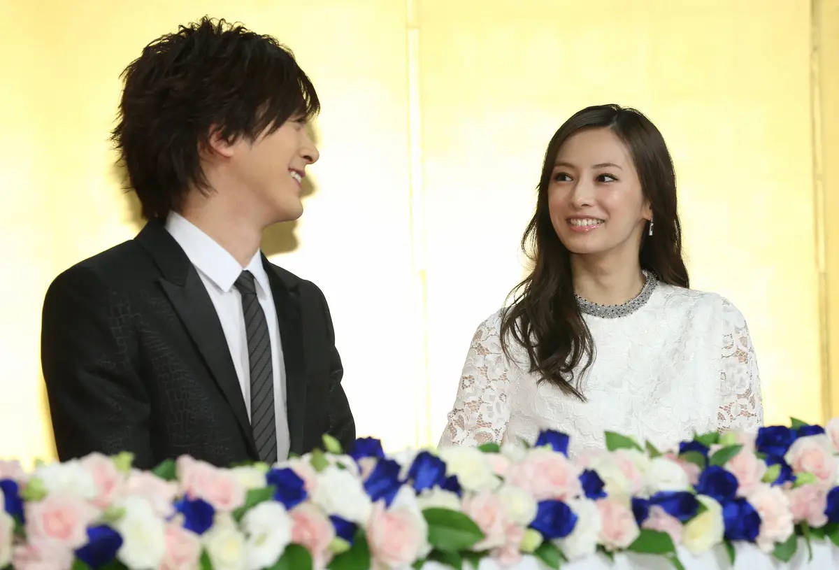 16年1月、結婚会見に臨むDAIGOと北川景子