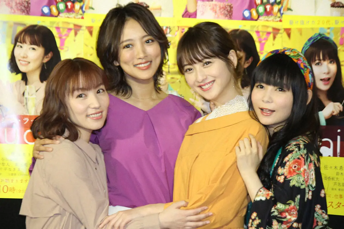 ＮＨＫドラマ「デイジー・ラック」試写会で笑顔でポーズをとる（左から）女優の徳永えり、夏菜、主演の佐々木希、中川翔子