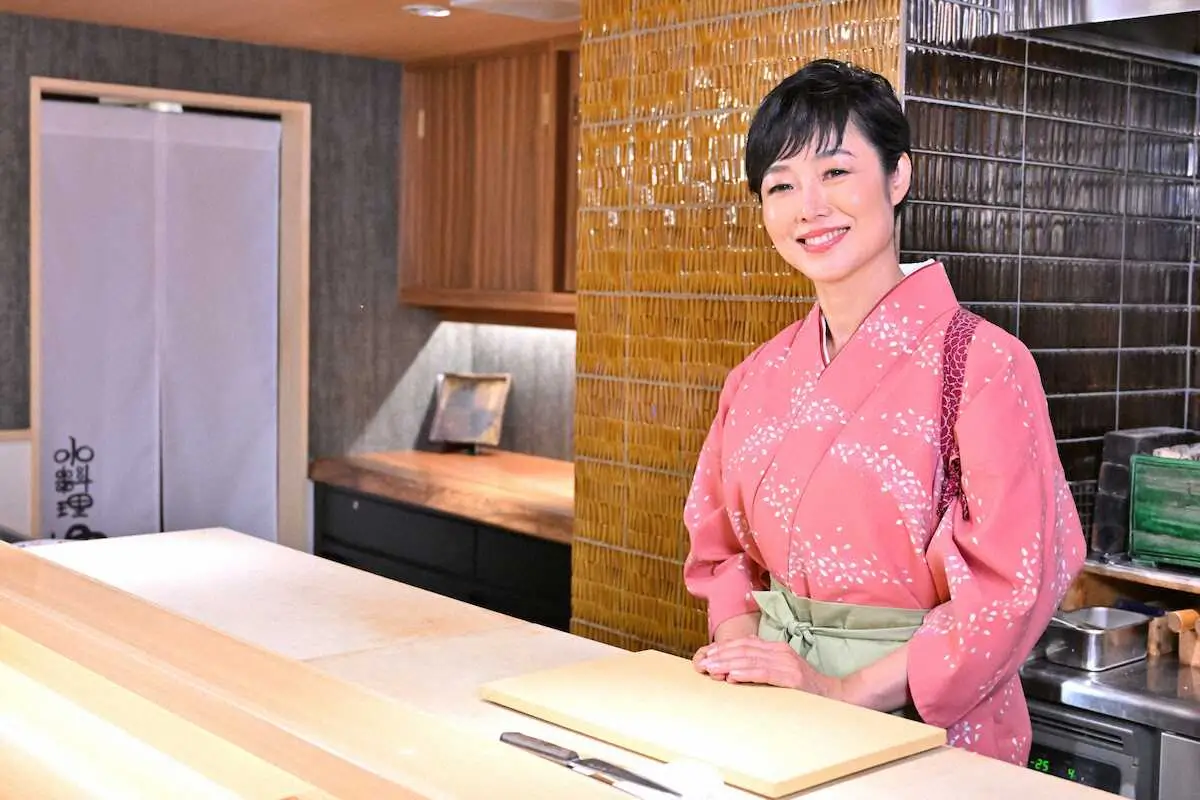 小料理屋の女将にふんし「夢がかなった番組」と笑顔を浮かべる有働由美子