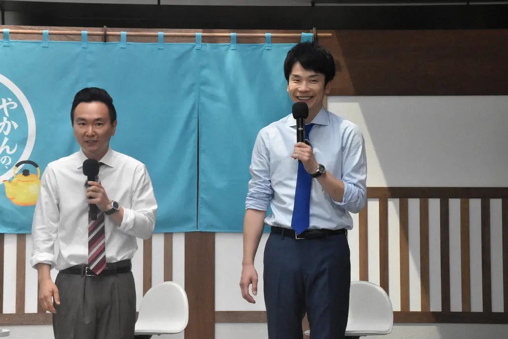 「やかんの麦茶ゴクゴク体験 開催記念PR発表会」に出席したかまいたちの山内健司（左）と濱家隆一