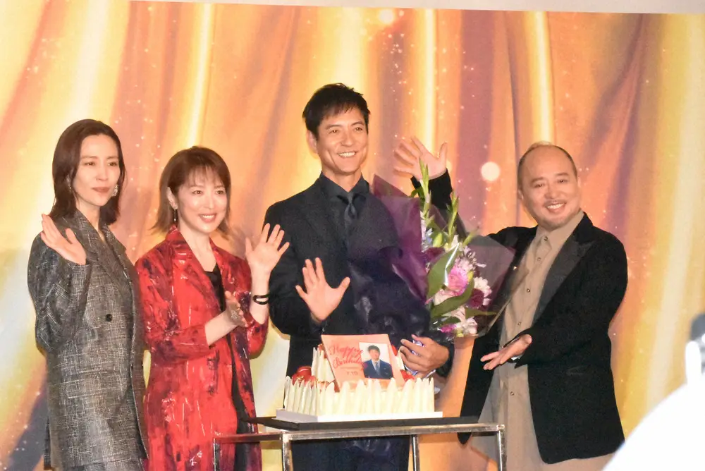 「この素晴らしき世界」制作発表会で誕生日を祝福される沢村一樹（右から2人目）