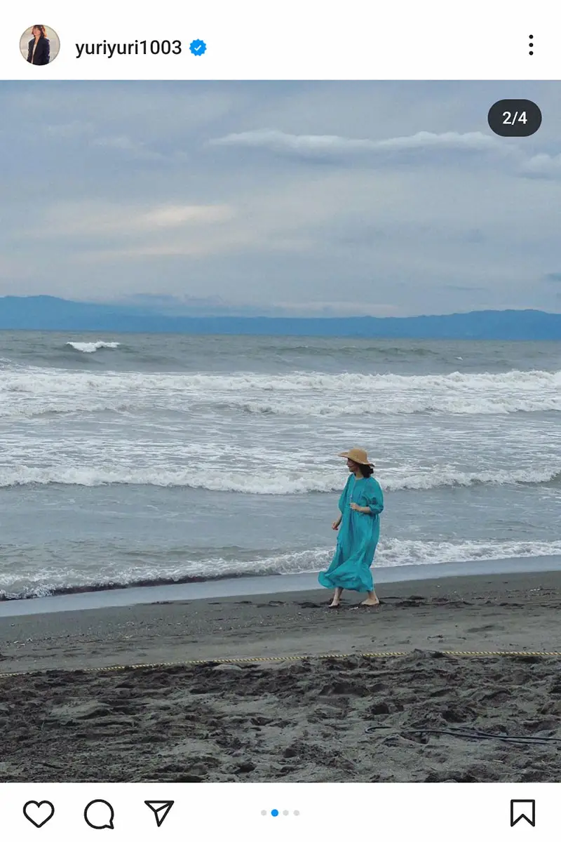 石田ゆり子　ブルーのサマードレスで波とたわむれる姿披露に「素敵です」「かわいい」の声