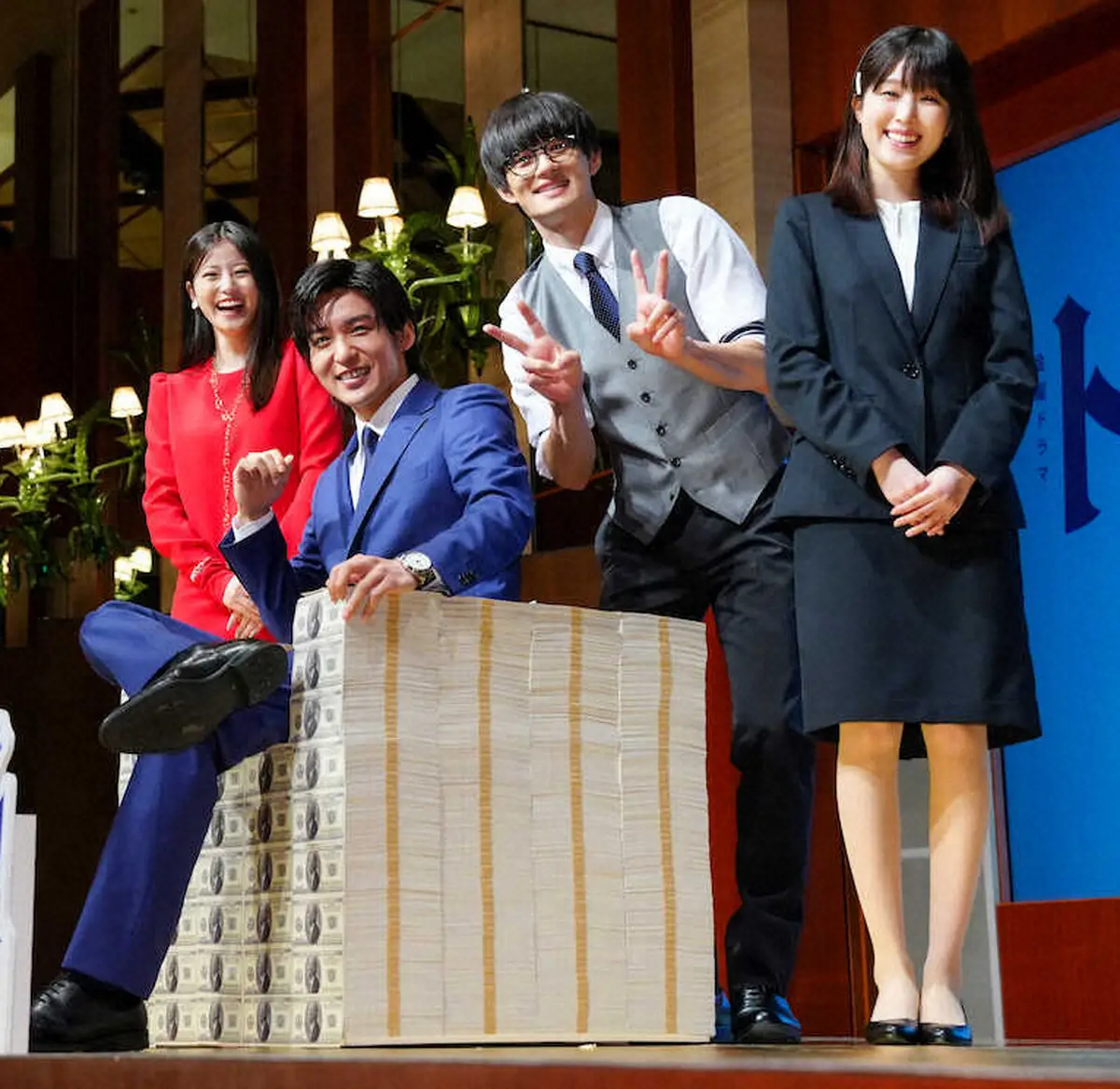 フォトセッションで、笑顔を見せる（左から）今田美桜、目黒蓮、佐野勇斗、福本莉子（撮影・河野　光希）
