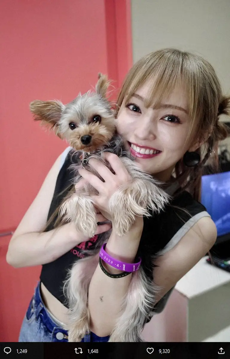 山本彩の公式ツイッターから（@SayakaNeon）。愛犬との2ショット