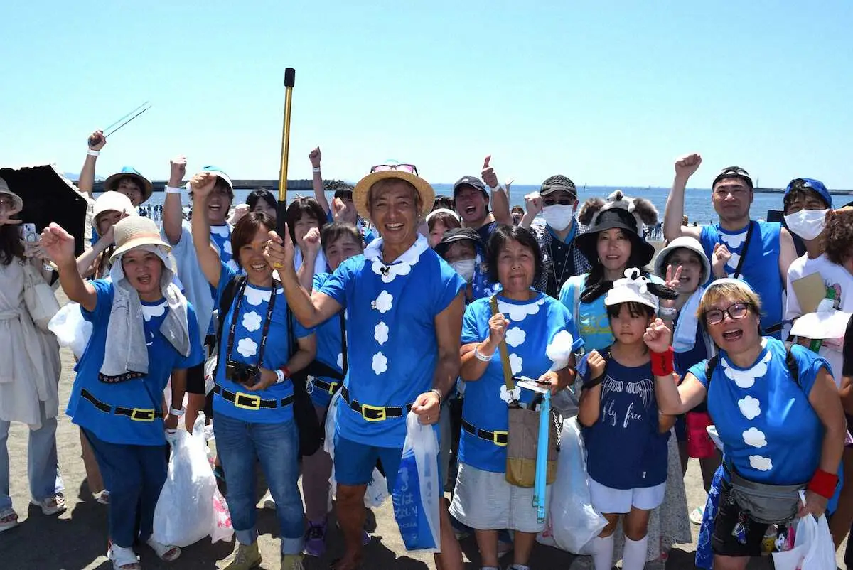 つるの剛士とスヌーピーが青いサンタの衣装でごみ拾いイベント「ブルーサンタ2023＠江の島」に参加！