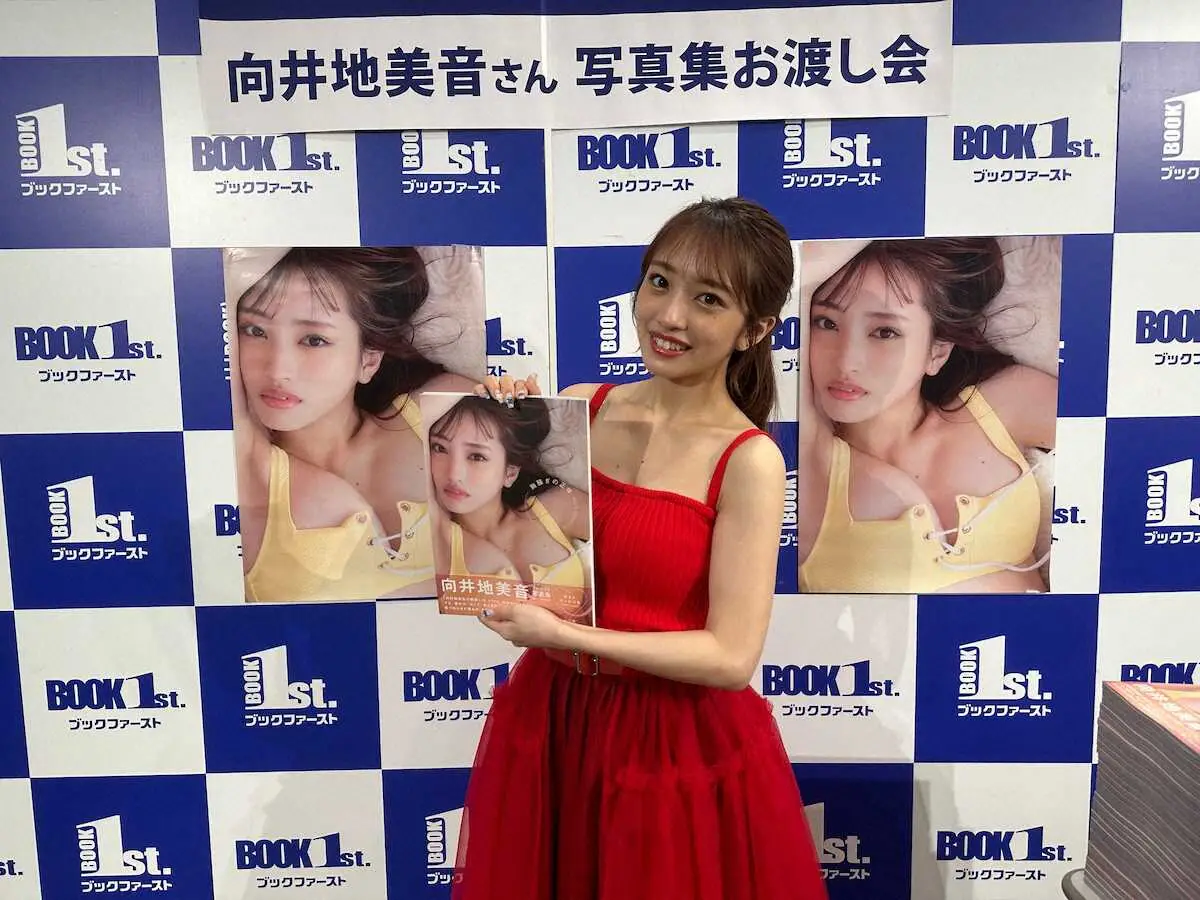 初写真集「胸騒ぎの正体」発売記念イベントに登場したAKB48の向井地美音