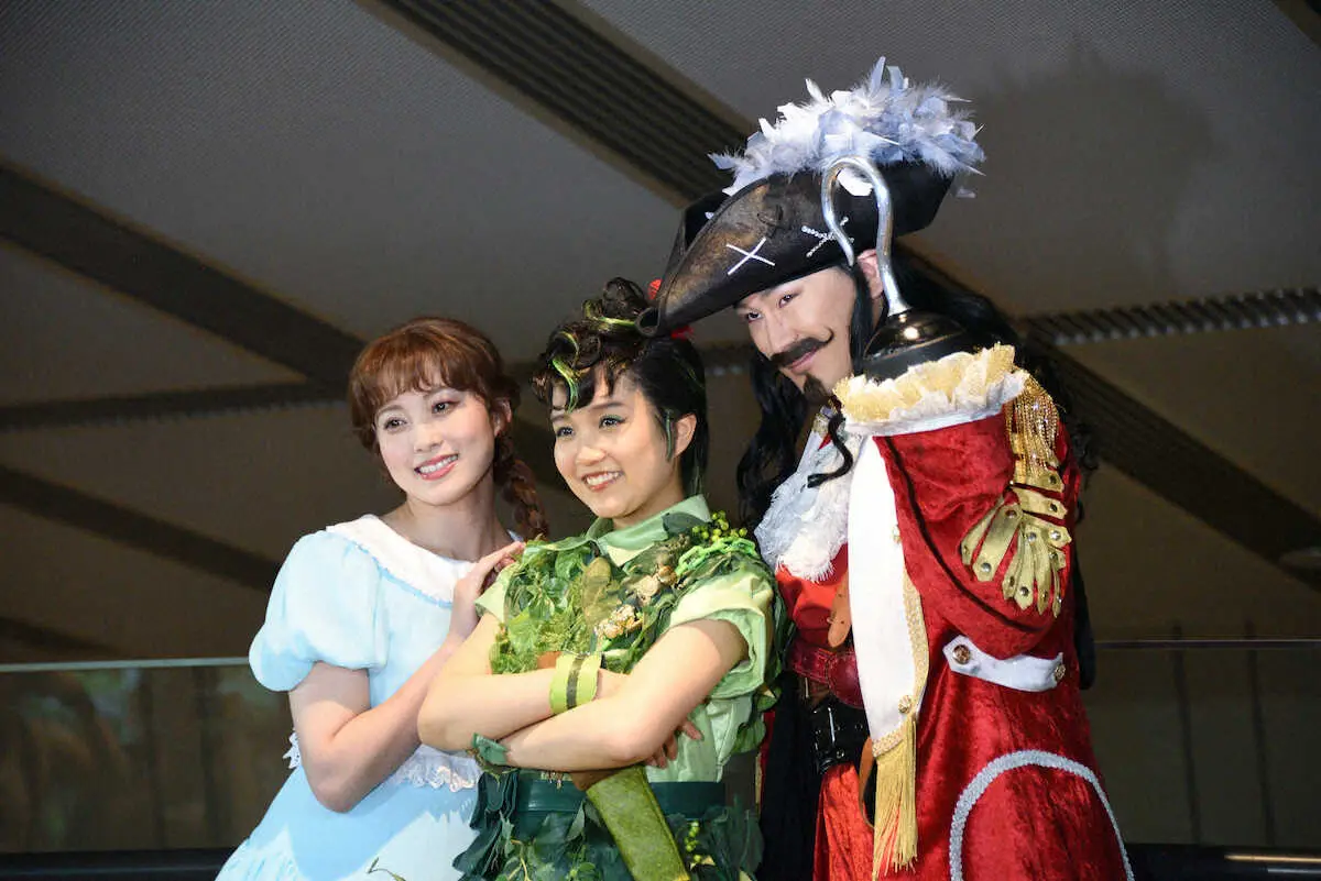 ミュージカル「ピーター・パン」の囲み取材に登場した（左から）AKB48岡部麟、山崎玲奈、小野田龍之介　（撮影・小田切　葉月）