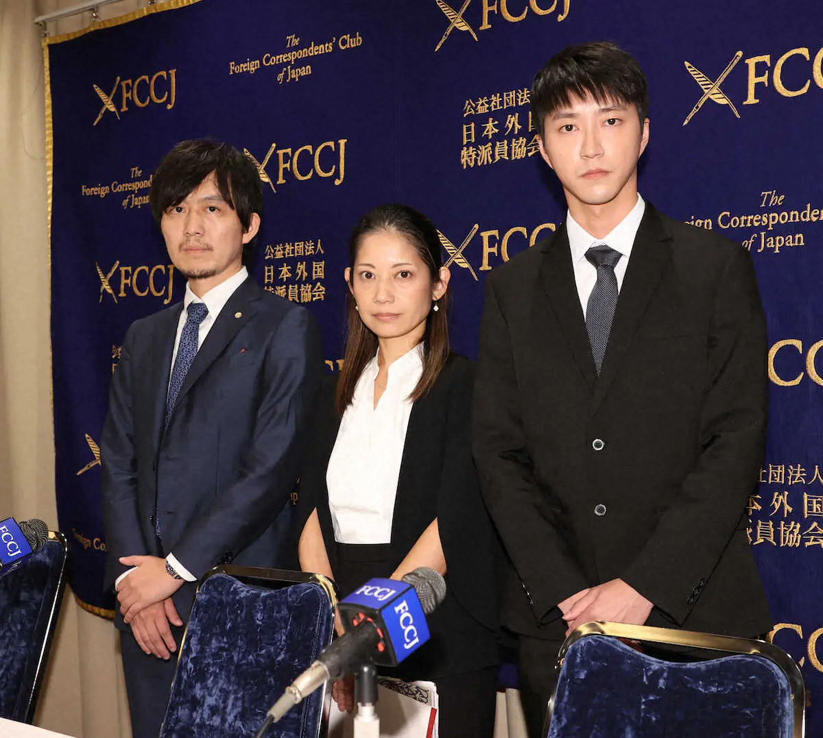 会見に臨む（右から）江宏傑氏、大渕愛子弁護士、台湾の徐崧博弁護士（撮影・三島　英忠）