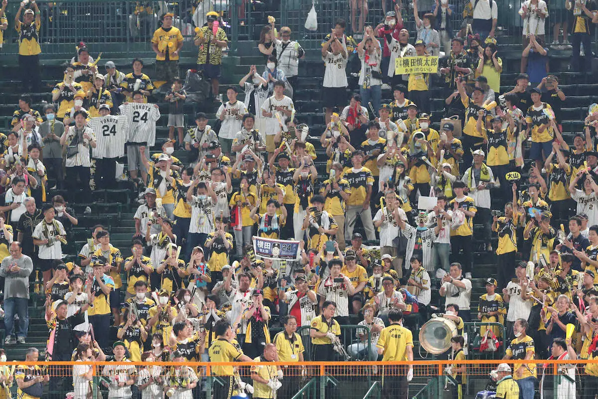 25日の試合後、ライトスタンドでは横田慎太郎さんの応援歌が流れ、多くのファンがユニホームやタオルなどを掲げる