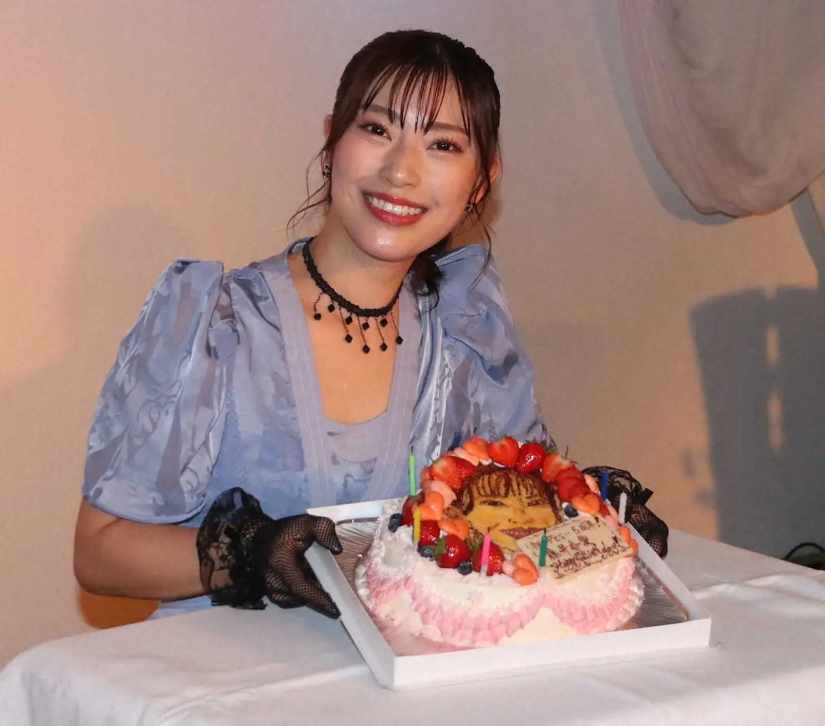 ＜藤井香愛5周年記念バースデーライブ＞自身の顔が描かれたベースデーケーキを手に笑顔の藤井香愛