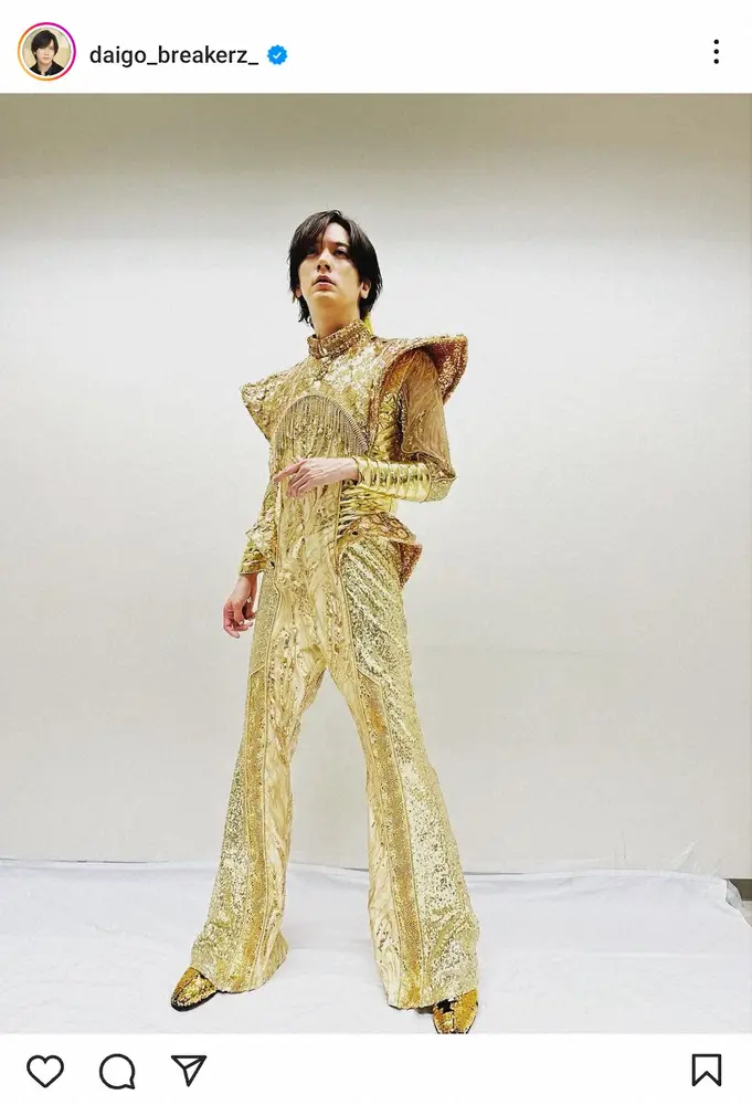 DAIGOのインスタグラム（@daigo_breakerz_）より　黄金の衣装