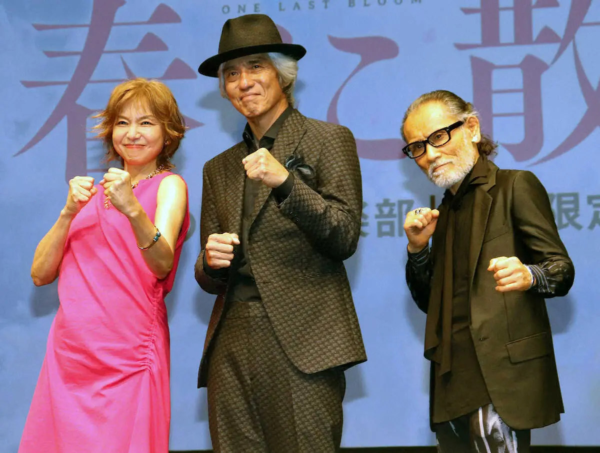 映画「春に散る」の特別試写会で舞台あいさつに登壇した（左から）山口智子、佐藤浩市、片岡鶴太郎