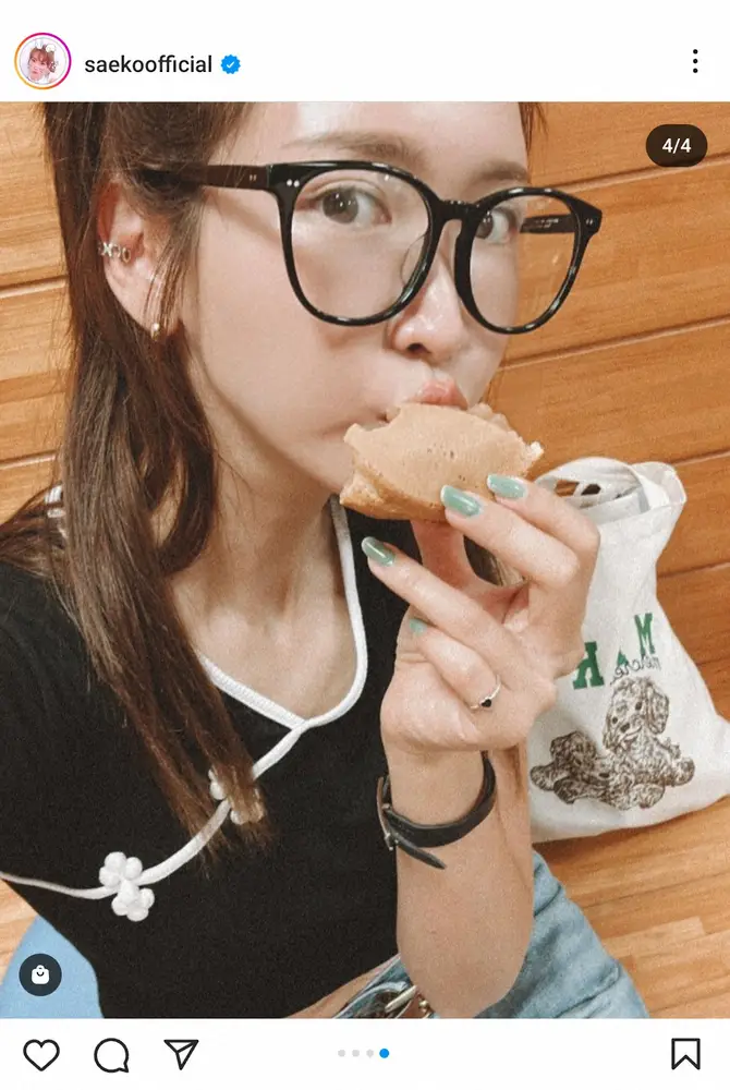 紗栄子のインスタグラム（@saekoofficial）より　「蜂楽饅頭」をほおばる様子
