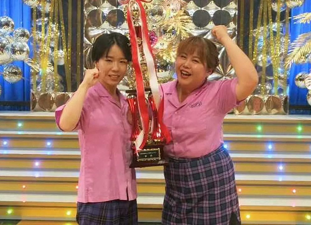 昨年、「第52回NHK上方漫才コンテスト」で優勝した天才ピアニストの竹内知咲（左）とますみ