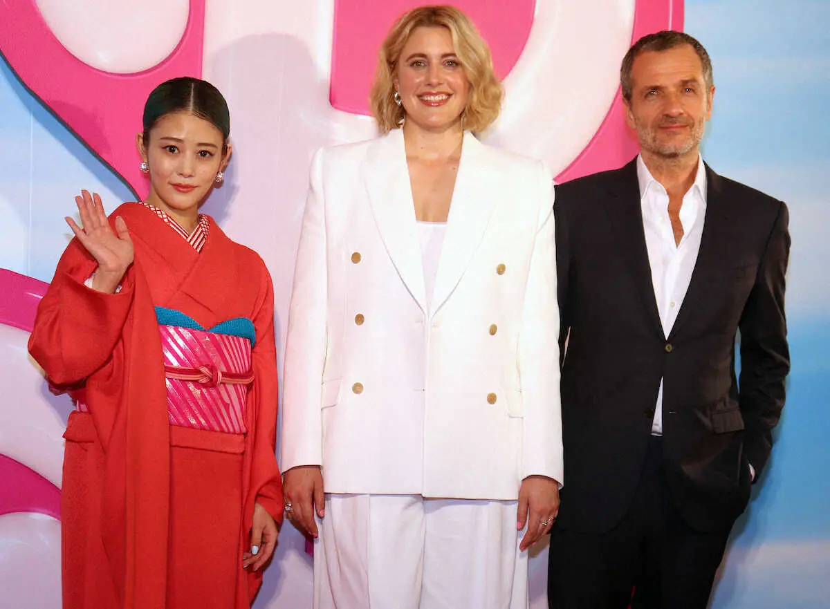 米映画「バービー」のジャパンプレミアに出席した（左から）高畑充希、グレタ・ガーウィグ監督、デイビッド・ヘイマンプロデューサー