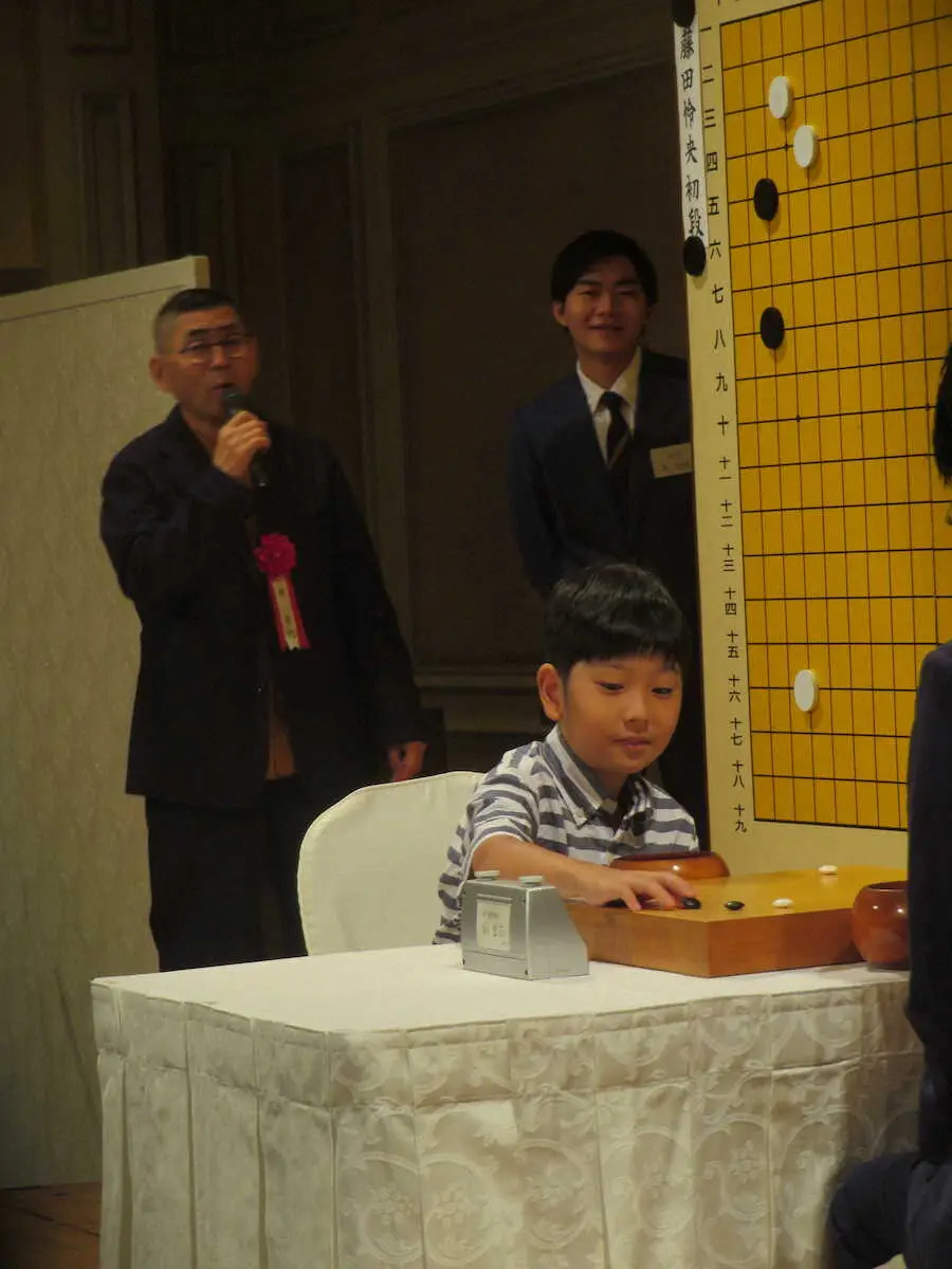 囲碁の10歳棋士・藤田初段が公開対局　ファンの桂南光から「勢いがあってええ感じ」