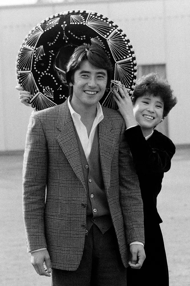 1984年、 映画「カリブ・愛のシンフォニー」の製作発表に臨む、共演の松田聖子（右）と神田正輝