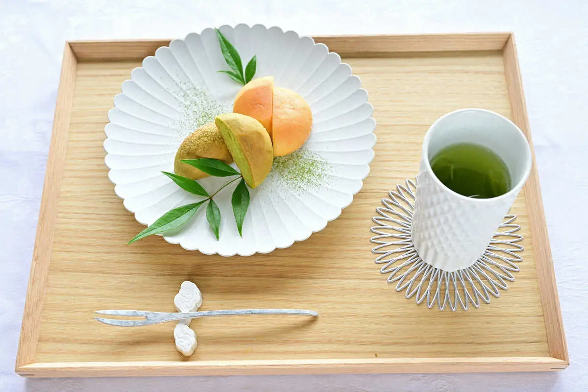 藤井王位の午前のおやつ、佐賀まんまるカステラと特選煎茶（アイス）（日本将棋連盟提供）