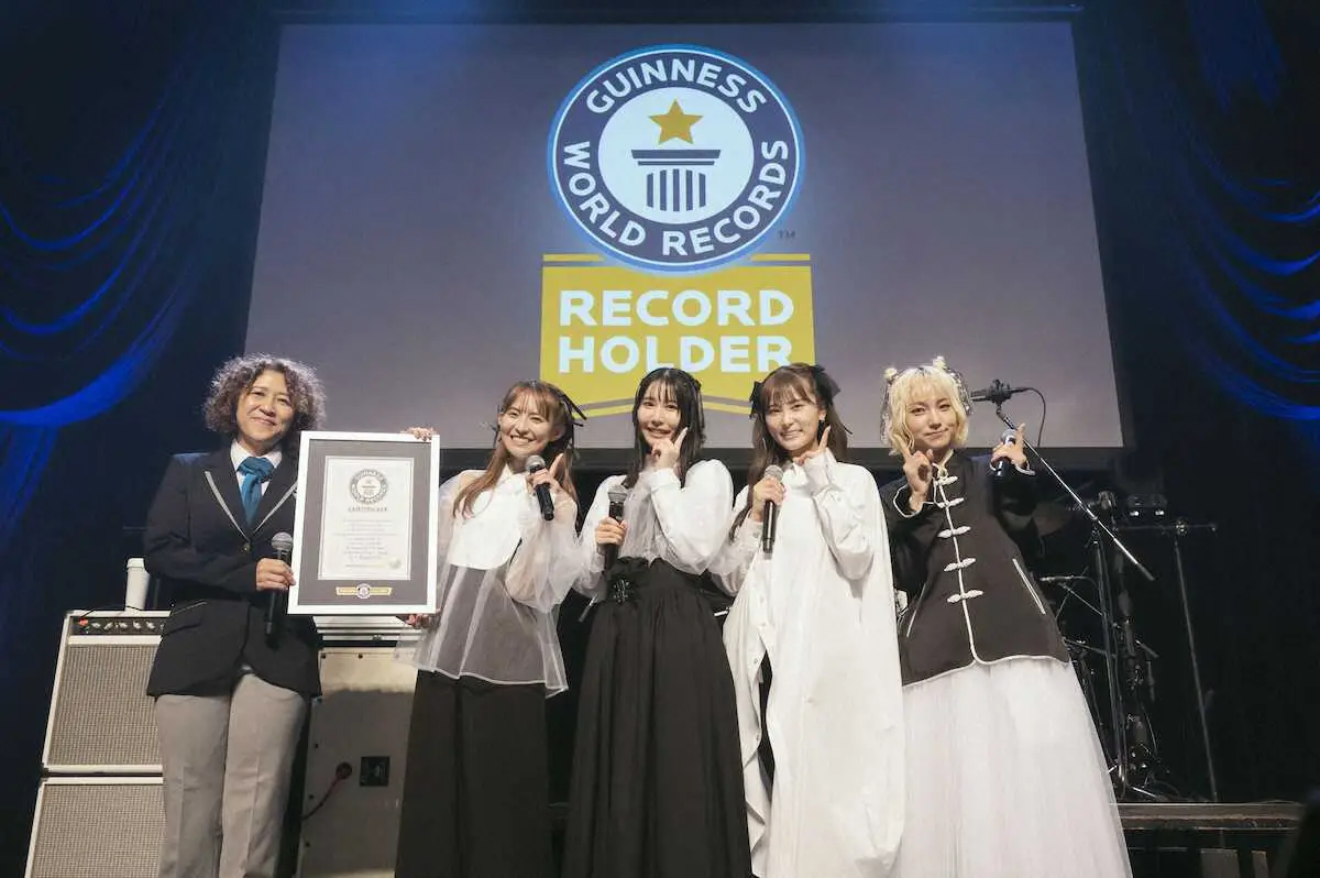 「同一メンバーによる女性最長活動ロックバンド」としてギネス世界記録に認定された「SCANDAL」　（左から）ギネススタッフ、HARUNA、TOMOMI、RINA、MAMI