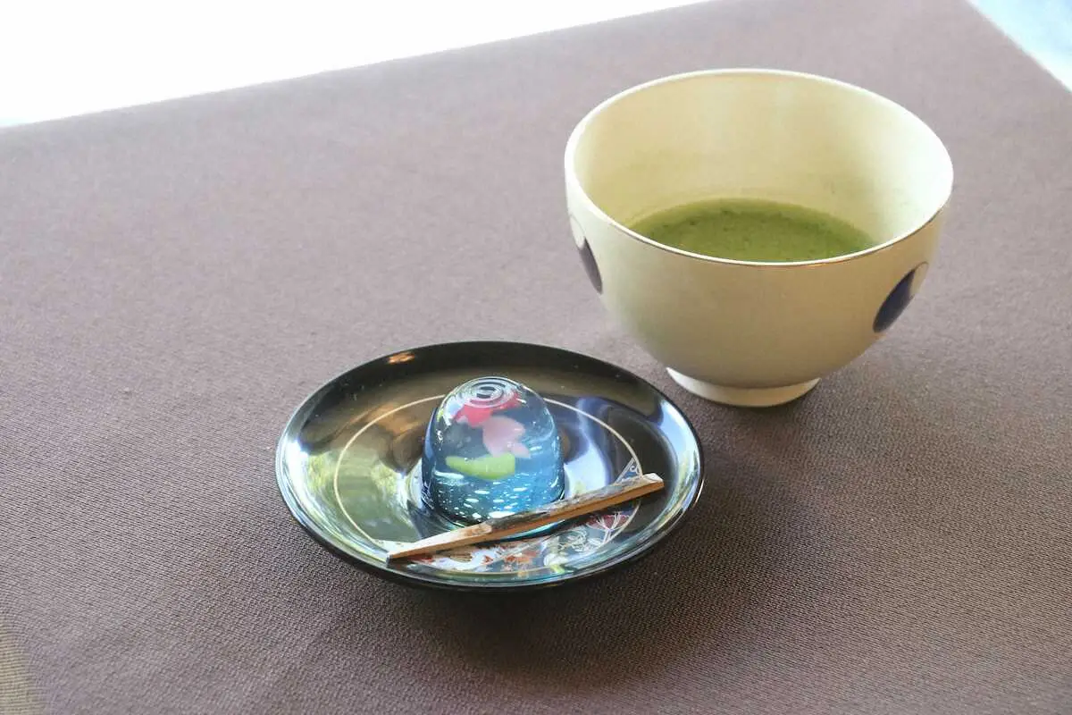 藤井王位の午前のおやつ、季節の和菓子と抹茶（日本将棋連盟提供）