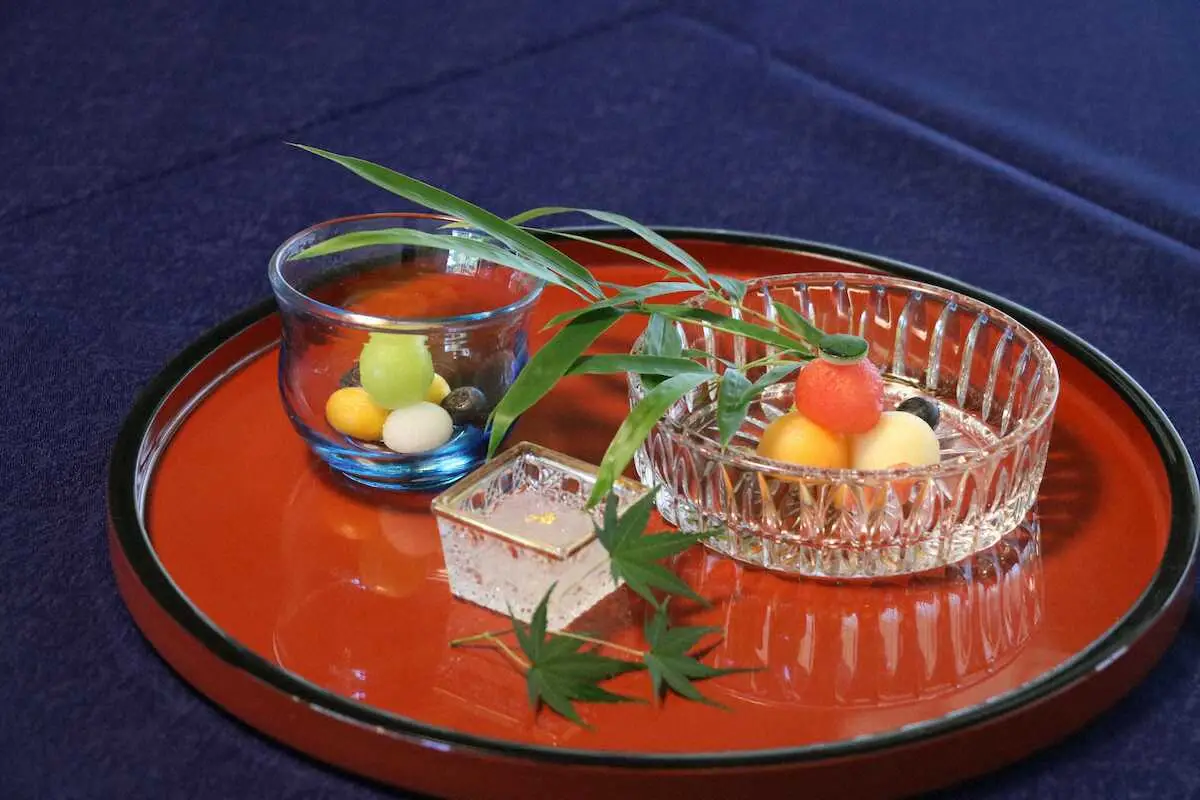 藤井王位の午前のおやつ、季節のフルーツ（日本将棋連盟提供）