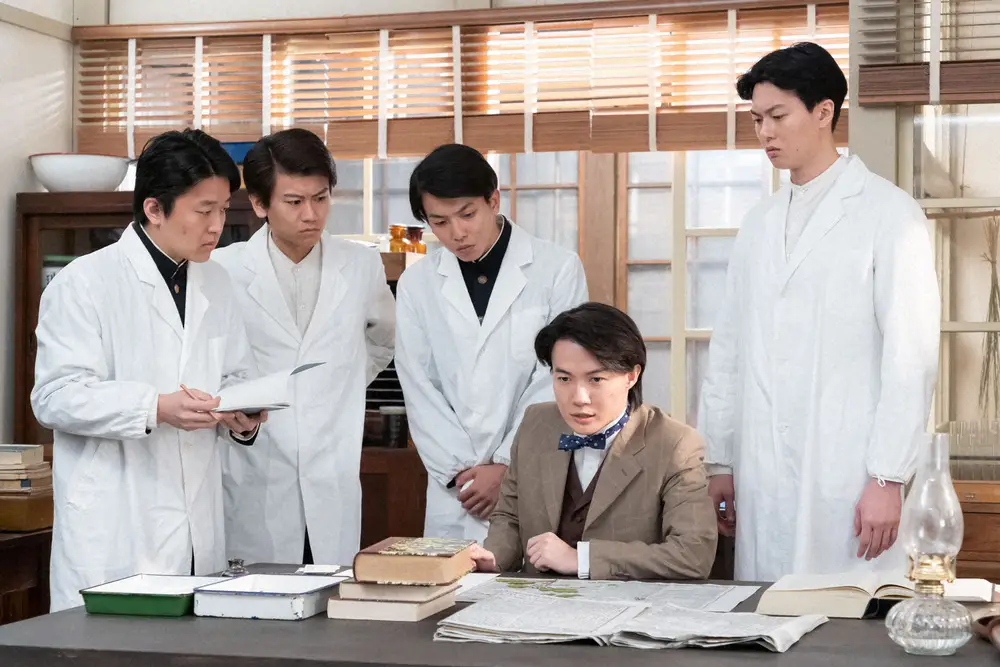 連続テレビ小説「らんまん」第22週は「オーギョーチ」。7年ぶりの大学復帰を果たした万太郎（神木隆之介・中央）と新メンバー（C）NHK