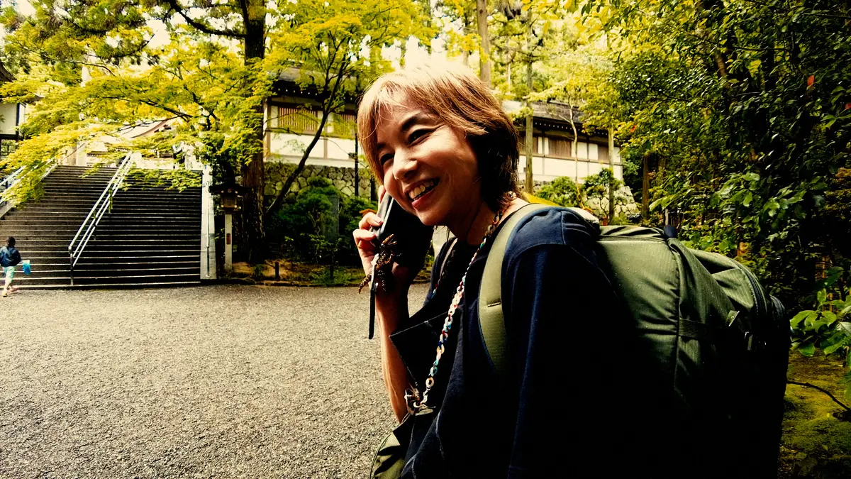 旅の途中、ついつい笑顔になってしまう山口智子