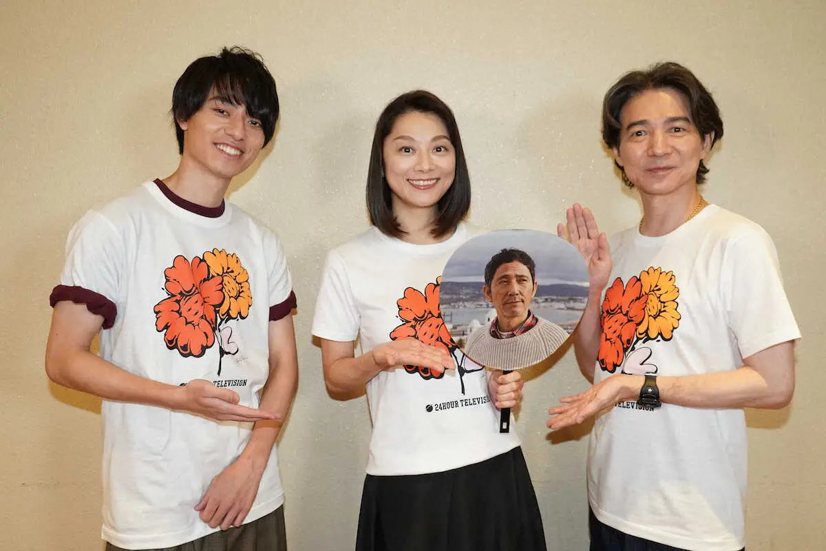 日本テレビドラマ「コタツがない家」出演する（左から）HiHi　Jetsの作間龍斗、小池栄子、　吉岡秀隆、うちわの写真は小林薫
