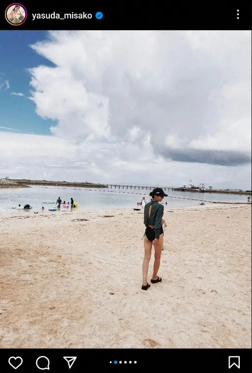 安田美沙子　レアな水着姿での家族ショット公開に「美脚眩しい」「素敵な夏写真」「足長いわぁ」