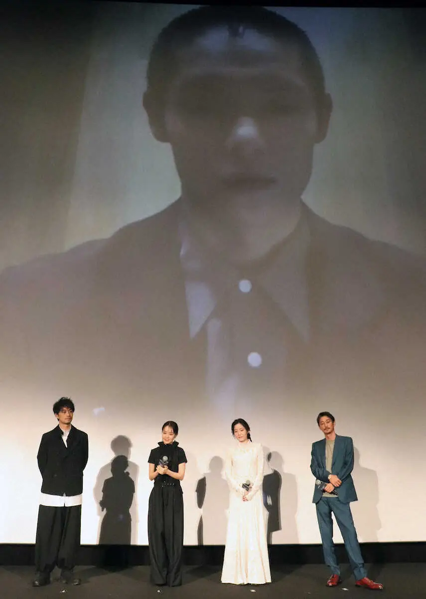 主演映画「スイート・マイホーム」の公開記念舞台あいさつにリモートで参加した窪田正孝